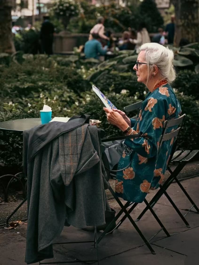 欧洲老年人的穿衣搭配,巴黎老年人穿搭