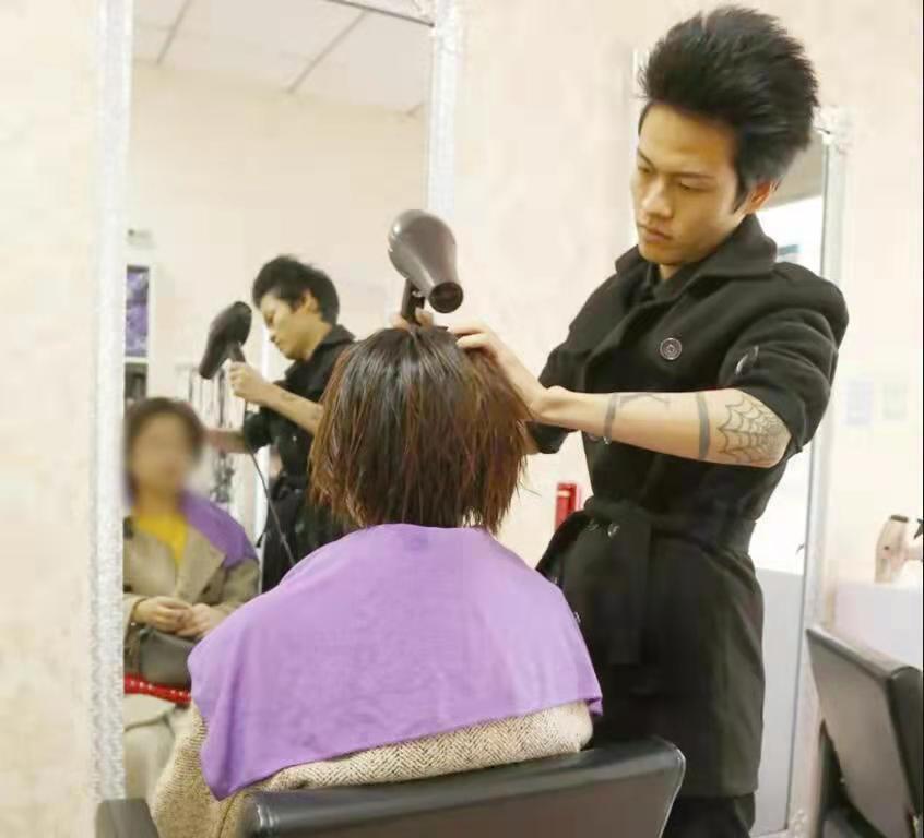 “玩不起房和车，只能玩头发”：曾经的“杀马特少年”去哪儿了？