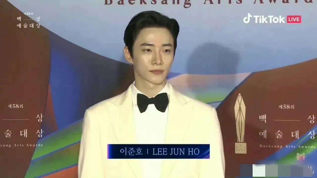 韩国学生党提气色润唇膏,润唇膏涂脸韩剧