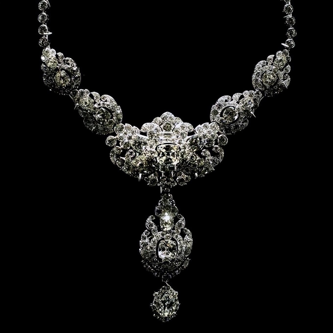 伊丽莎白女王留下的皇冠珠宝值多少钱