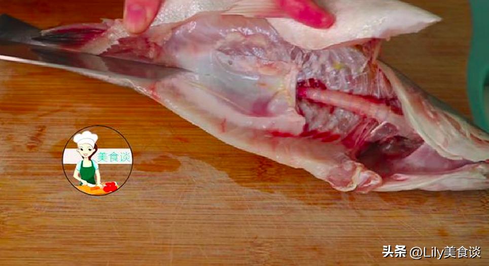 清蒸鲈鱼时最忌用盐和料酒腌制,清蒸鲈鱼时放盐和料酒都不对