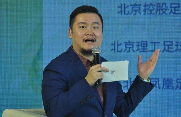 贺炜足球解说四年前,足球解说员贺炜深情的目光