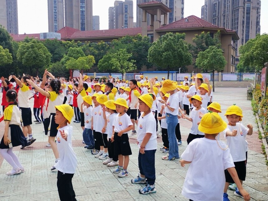 大手拉小手共建美丽庭院儿童画,大手拉小手共绘团圆梦