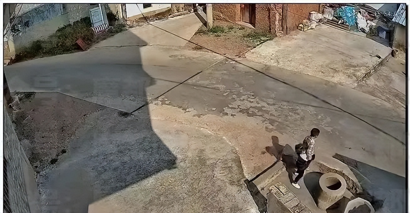 7岁女孩把4岁男童塞进深井,7岁女孩将4岁男童扔井里过程