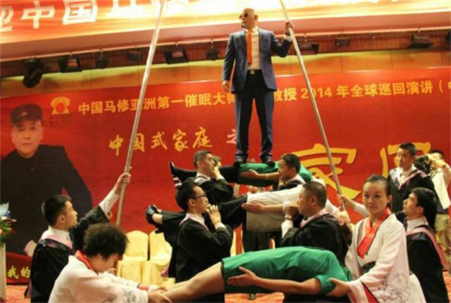 国产催眠大师1秒钟催眠主持人,国外催眠师街头3秒点穴催眠