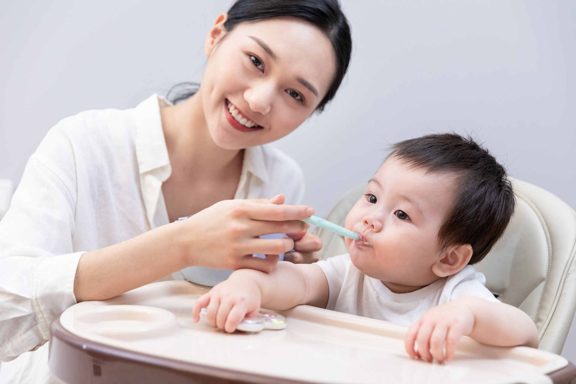 刚开始添加辅食应该什么时间段吃,刚开始加辅食吃多少合适