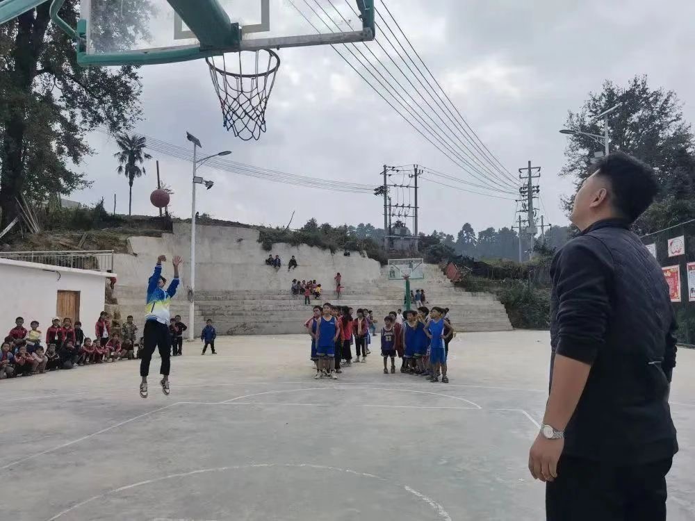 一双球鞋一人一只，凑成“黄金左右脚”！没有什么能够阻挡“运动小子”们的热爱