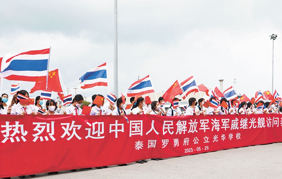 解放军万吨巨舰，开往菲律宾，中国用军事外交，打开南海新格局