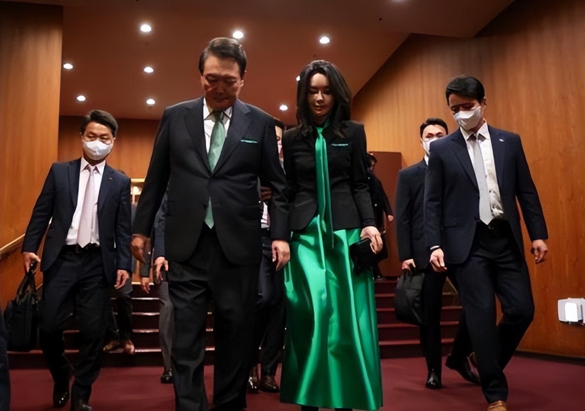 闊╁浗澶汉绌胯亴涓氬瑁呰姘斿満鍏ㄥ紑,闊╁浗绗竴澶汉绌胯タ瑁呴厤缁胯壊琛～