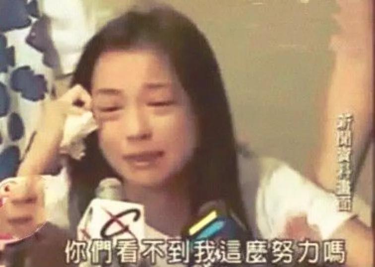 下跪替老公庆生，51岁冻龄美魔女这次也翻车了？