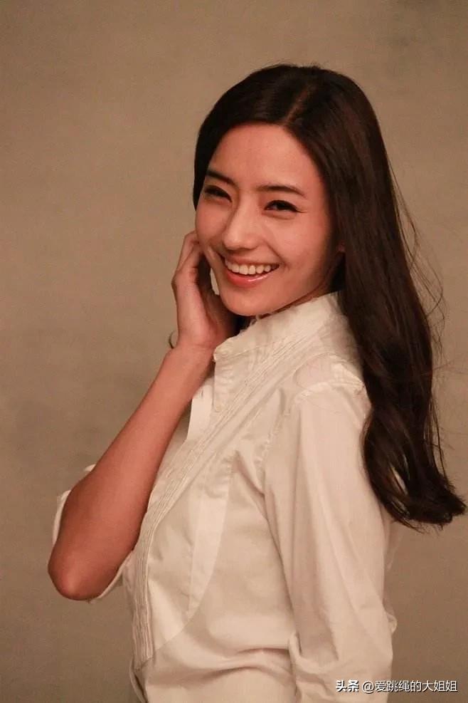 lisa和韩彩英谁是真人芭比 (韩彩英吊带)