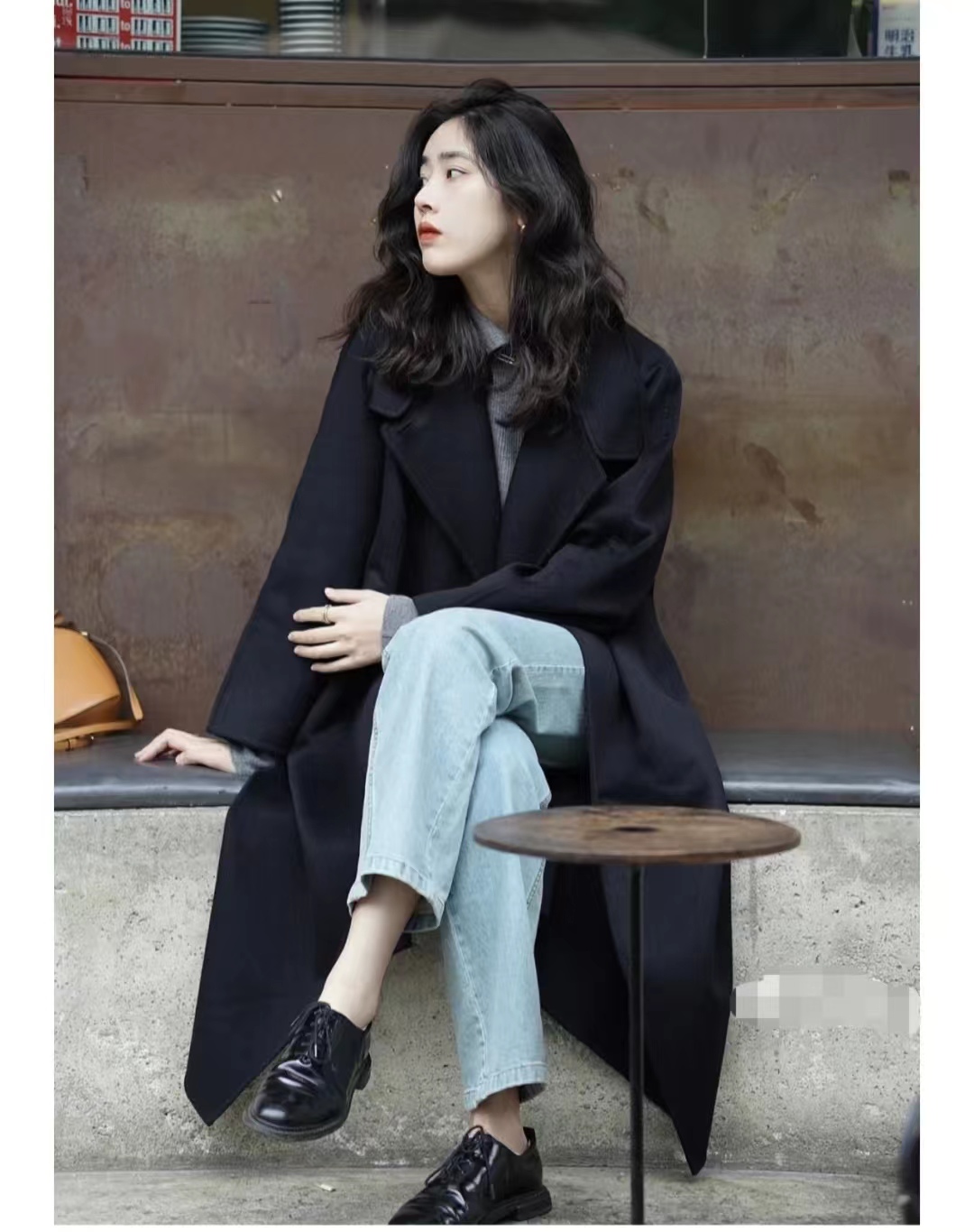 黑色大衣搭配什么颜色毛衣显高级,深棕灰色格子大衣怎么穿出高级感