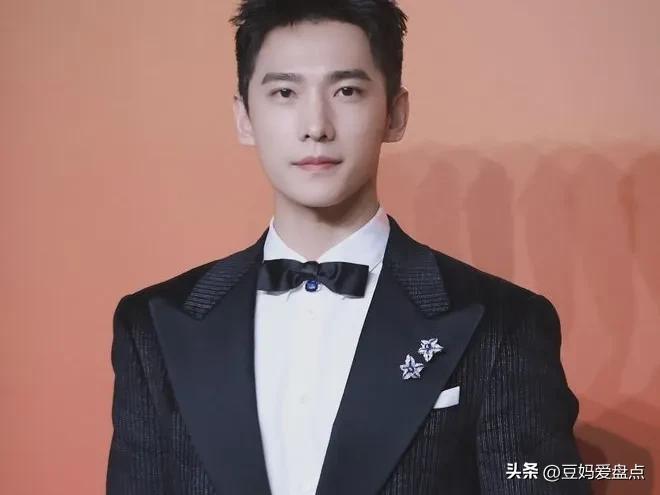 杨洋全黑造型亮相稳重优雅,杨洋从校草的蜕变