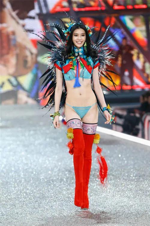 回看维密秀幺蛾子乱飞，蜘蛛精、奇怪中国风，超模也救不了的时尚