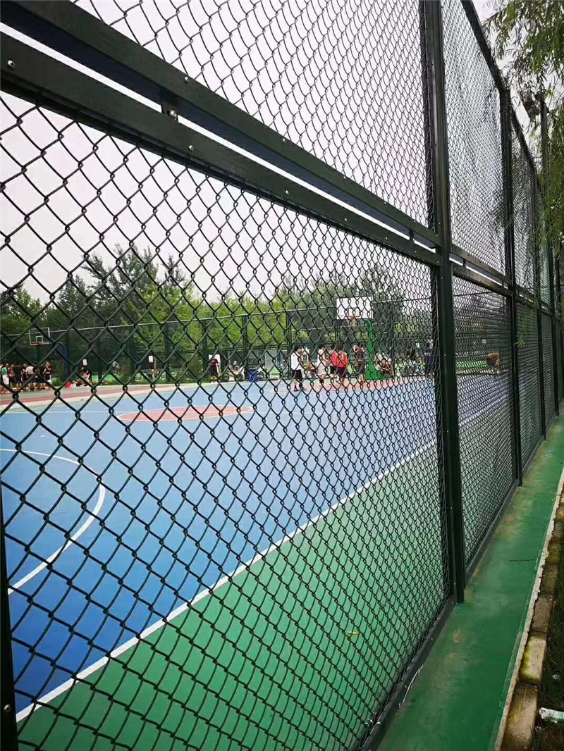 篮球场围栏网收紧方法,篮球场围栏防护网安装技巧