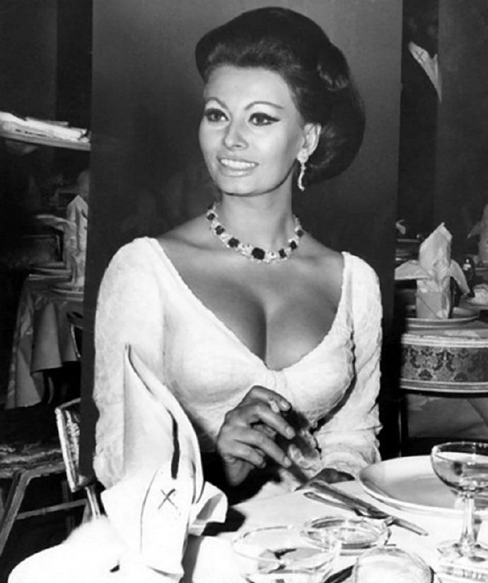 日军找“花姑娘”有多少*行暴**？老人回忆：日本兵没有一点人性