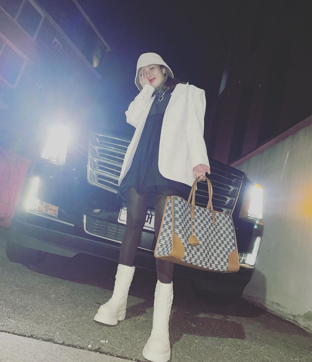 泫雅风深灰牛仔裤穿搭,土到极致就是潮穿搭儿童