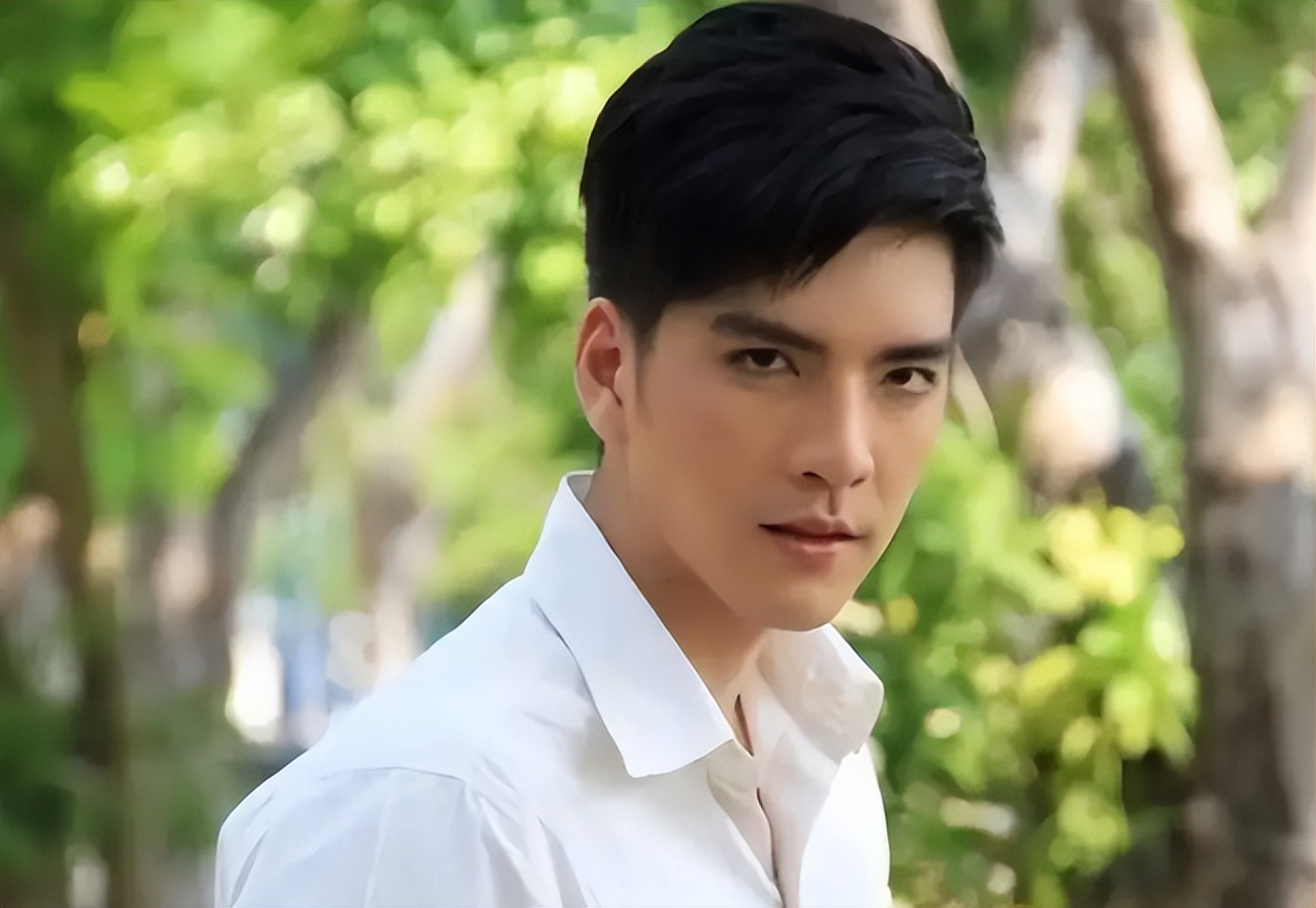 泰国男妖娆转身,泰国男人穿丝袜化妆