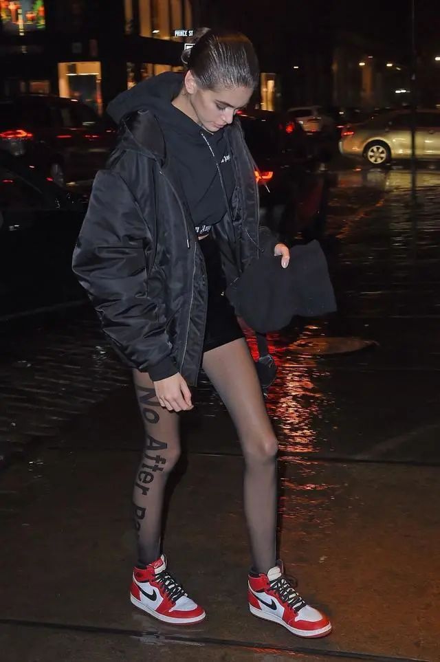 谁说丝袜只能配长靴,谁说丝袜不能配匡威的