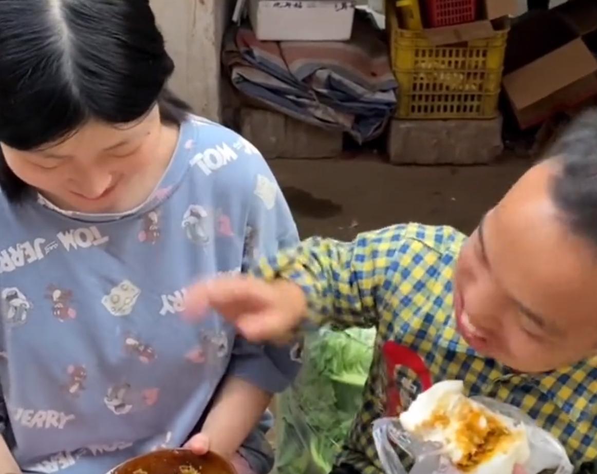 坚强的三口之家:现实版美女与野兽,肤白貌美小娇妻,嫁给袖珍男