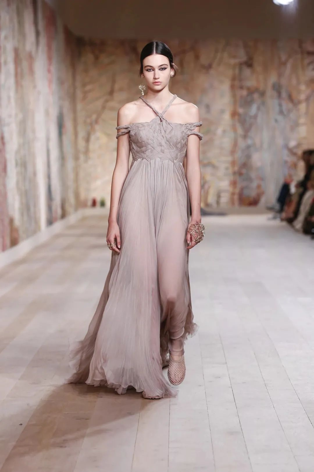 2023年明星穿过的高定,又大又繁琐的高定系列