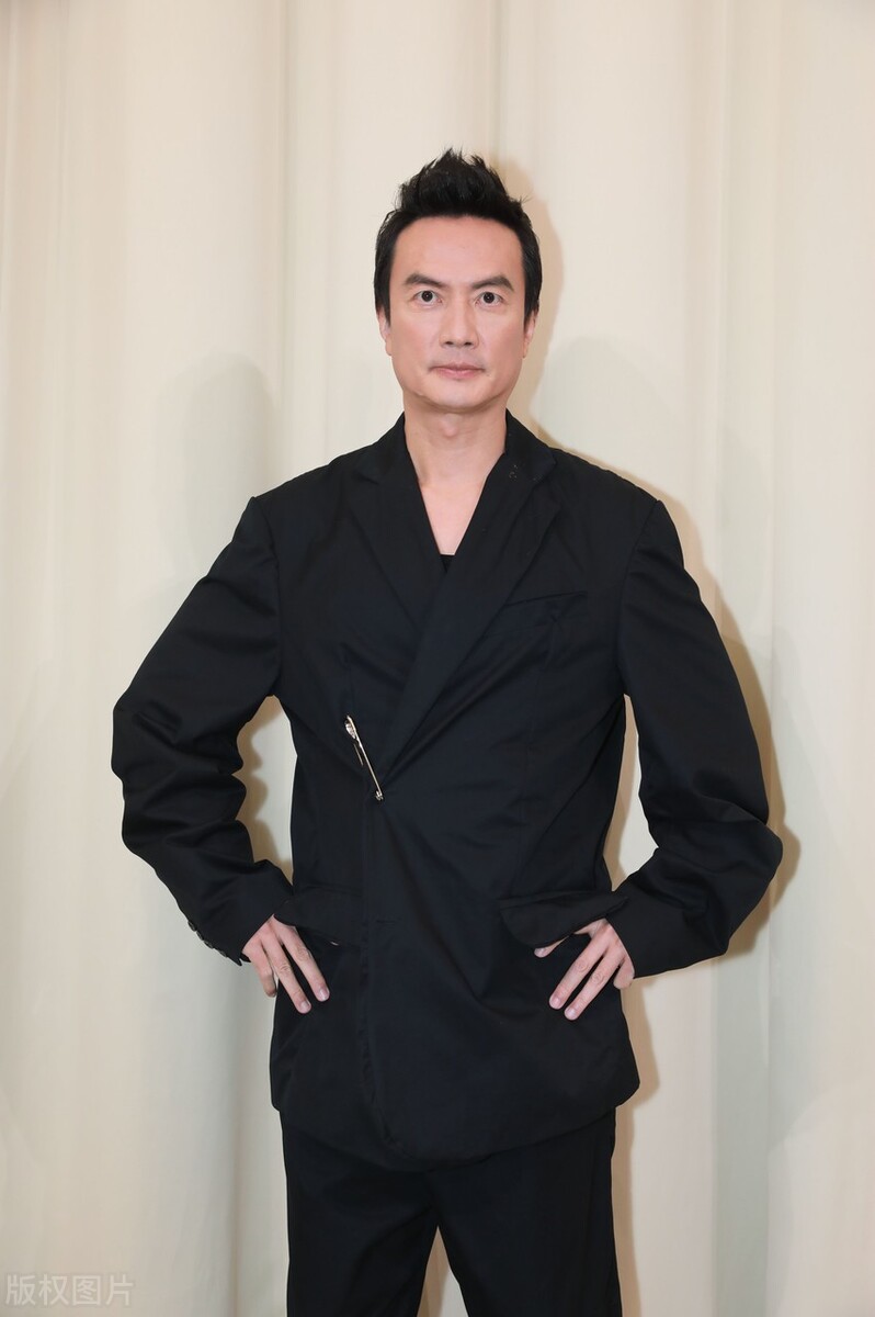 巴黎世家的品牌定位与品牌个性,巴黎世家旗下品牌