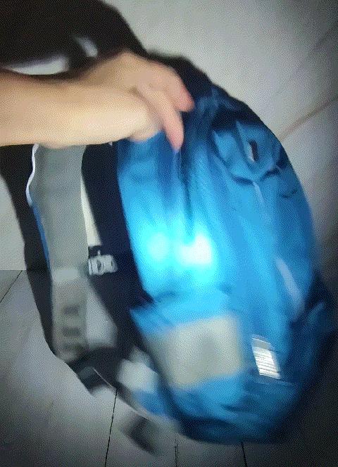 给小孩买奥特曼书包,给孩子们买奥特曼