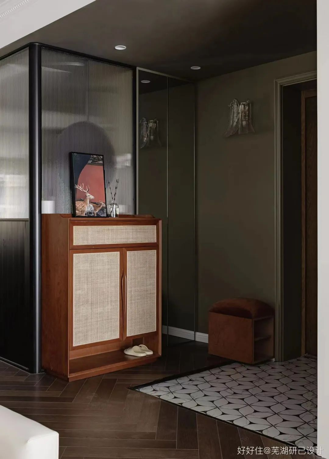 入户门正对次卧户型,长条户型进门对着次卧