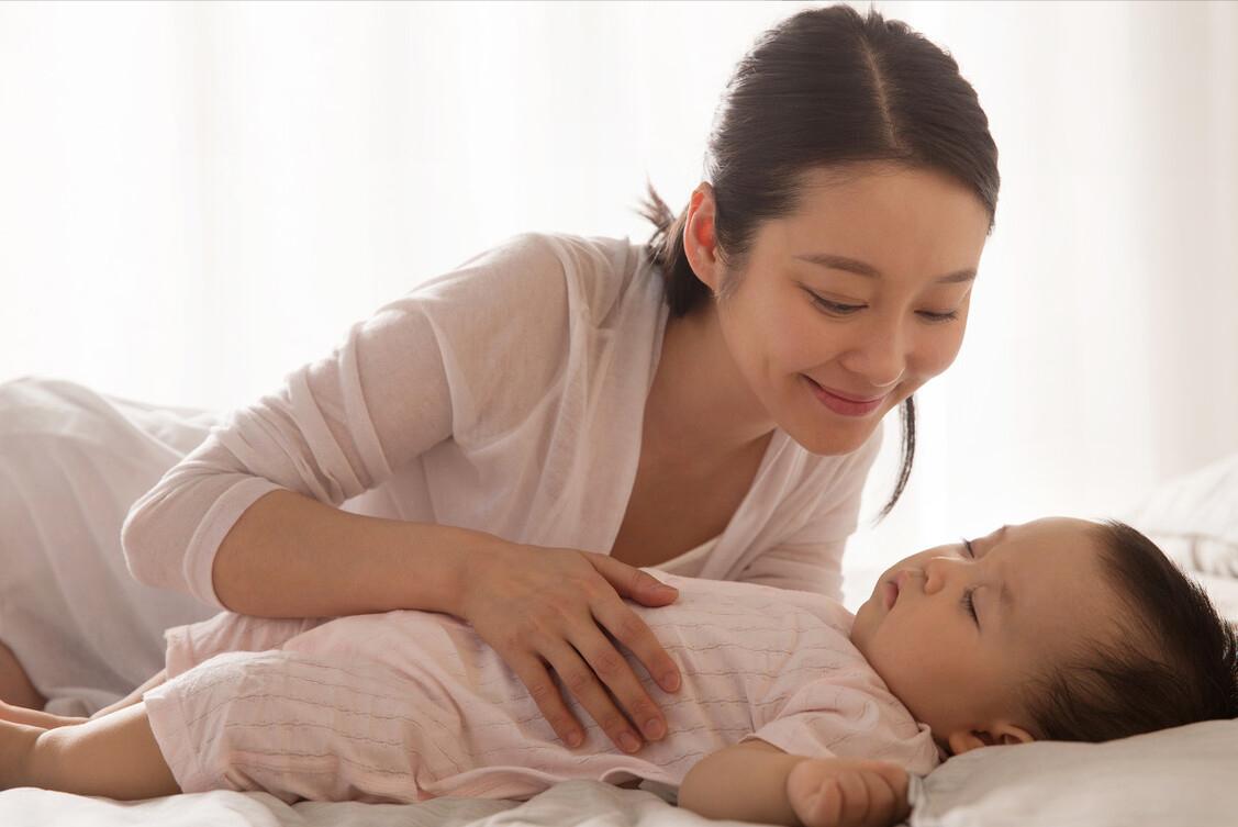 宝宝的身体很热头部不热,热天宝宝踢被子不盖会不会感冒