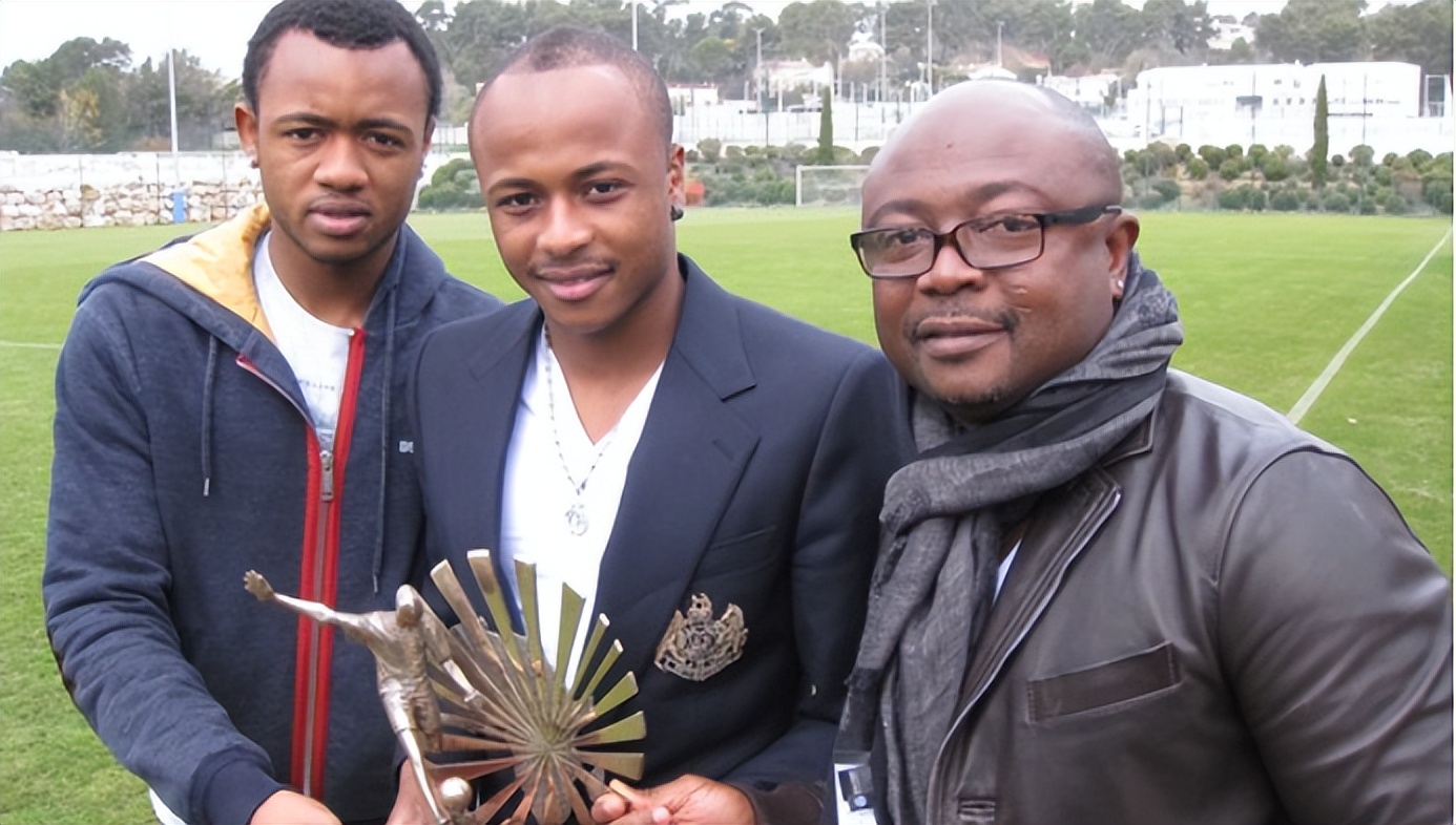 他童年踢的足球,就是把垃圾塞进袜子里