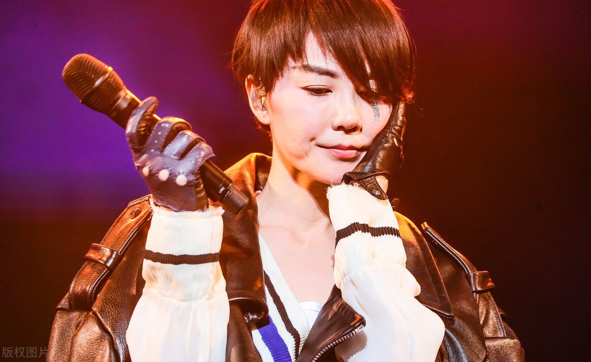 王菲牵手谢霆锋，张柏芝泪目送祝福，到底谁才是真爱