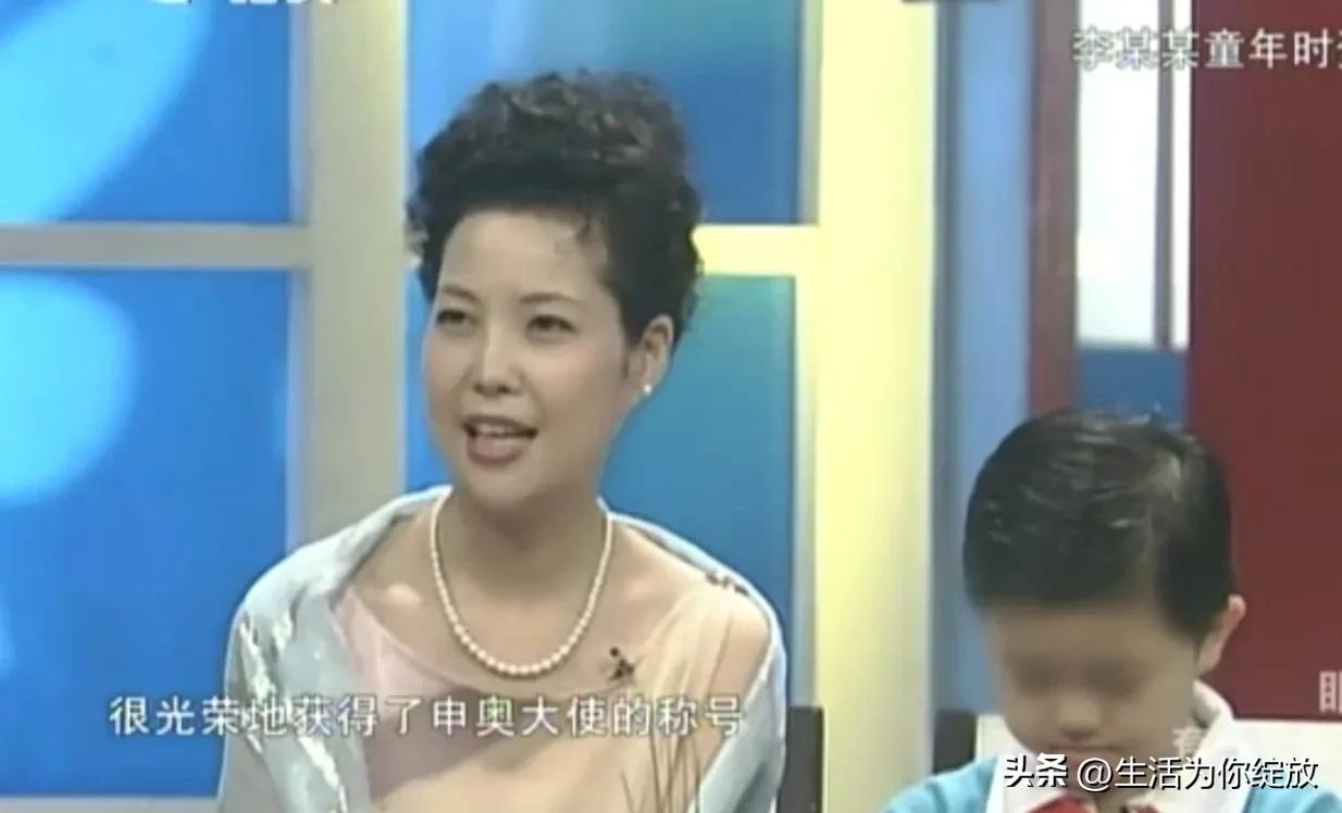 他是坑爹的星二代，十五岁无证驾驶兼打人，十七岁轮奸醉酒女