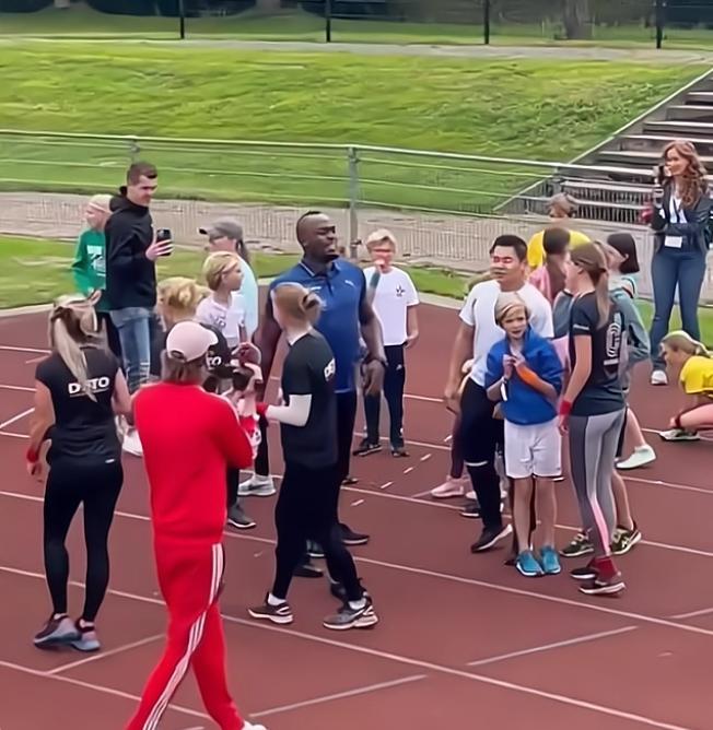 博尔特大肚腩,博尔特赛前秀身材