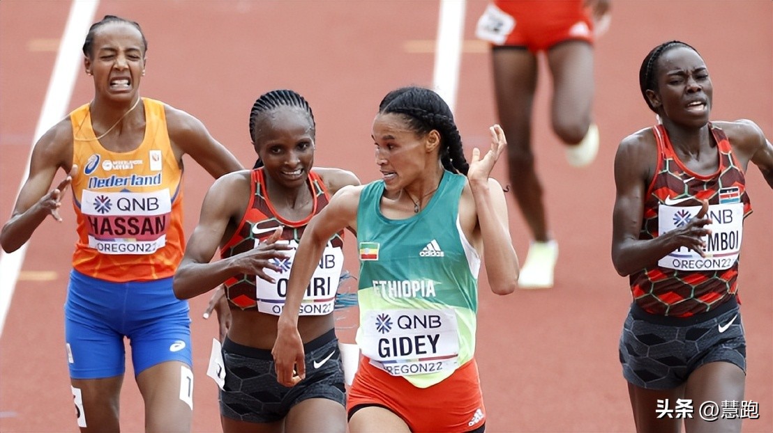 她不仅战胜了世界第一，她的跑鞋也打破了耐克阿迪对于冠军的垄断