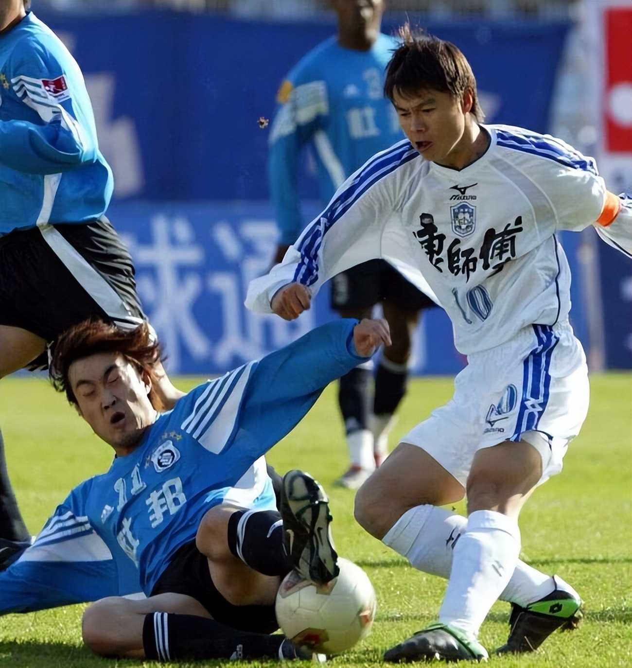 天津津门虎球员穿什么球鞋，于根伟又穿过哪些球鞋呢，看我来盘点