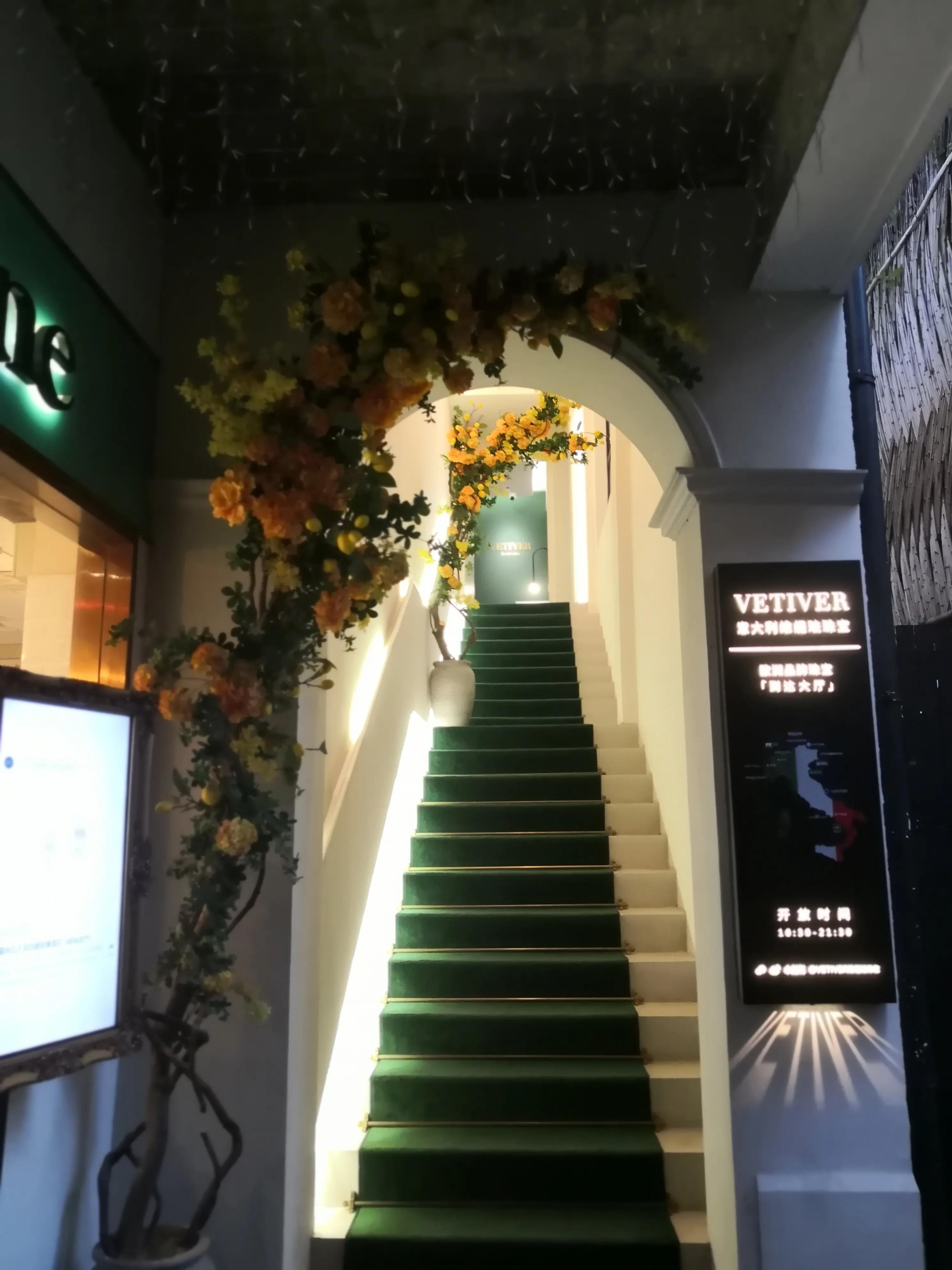 弄堂小吃、欧洲红酒，中西雅俗共赏