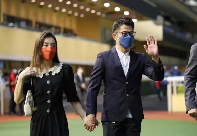 方媛健身秀背肌蚂蚁腰,方媛美容仪