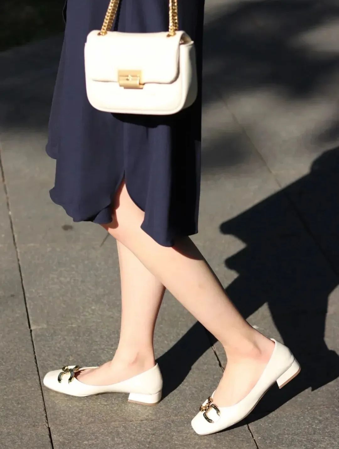 夏天穿裙子还是少穿运动鞋，今年流行这几双鞋子，舒适显气质