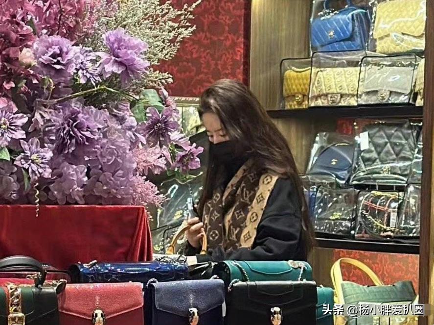 刘亦菲购物被偶遇！买二手包包送好朋友，网友夸赞其好温柔