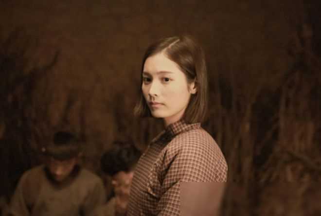 日军要侵犯16岁少女，她拼命挣扎，突然日军将*刀刺**插进她的大腿！