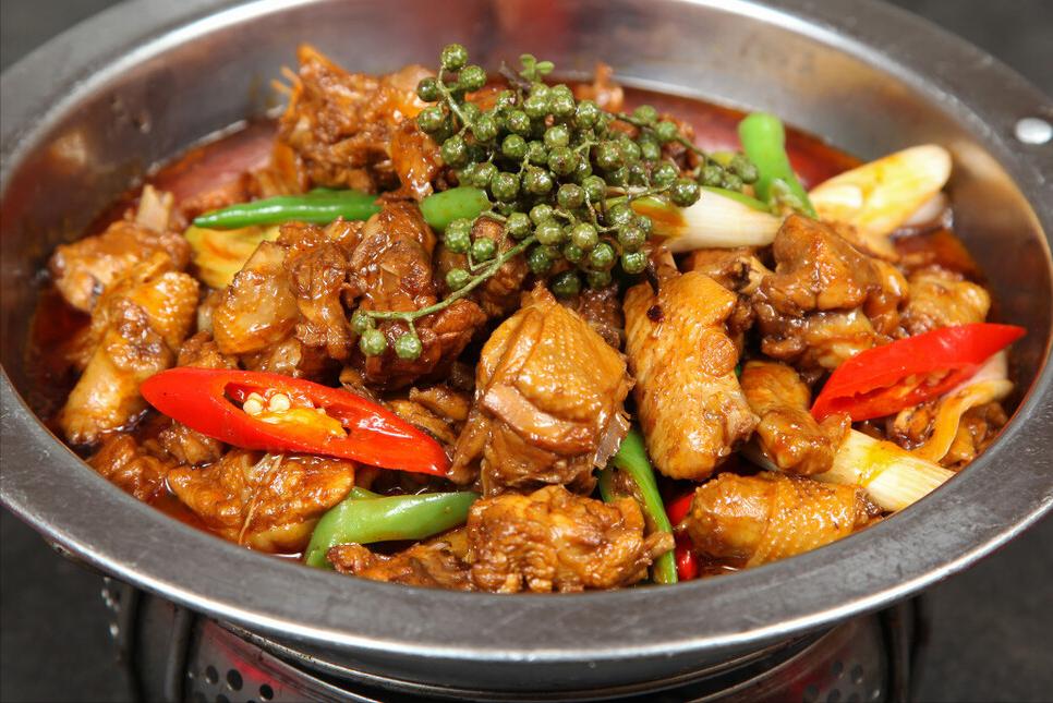 炒鸡时先不放油的做法,炒鸡焯水不焯水