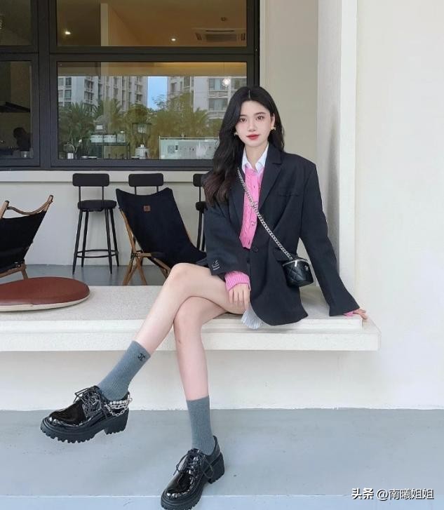 立秋后就收起你的凉鞋吧！今年流行的“乐福鞋”，高级百搭又显高