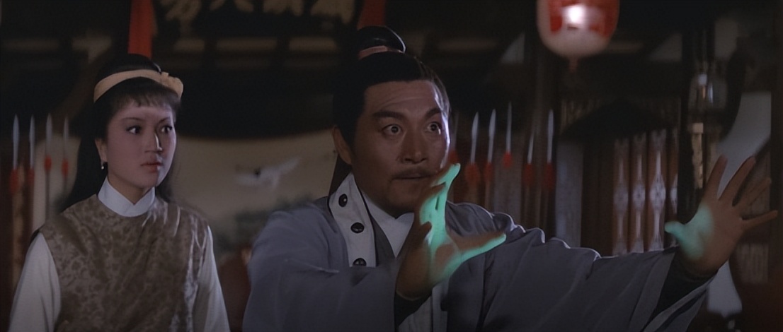 古代武侠小伙在山洞吃草练武功,武侠男子在山洞中修炼内功