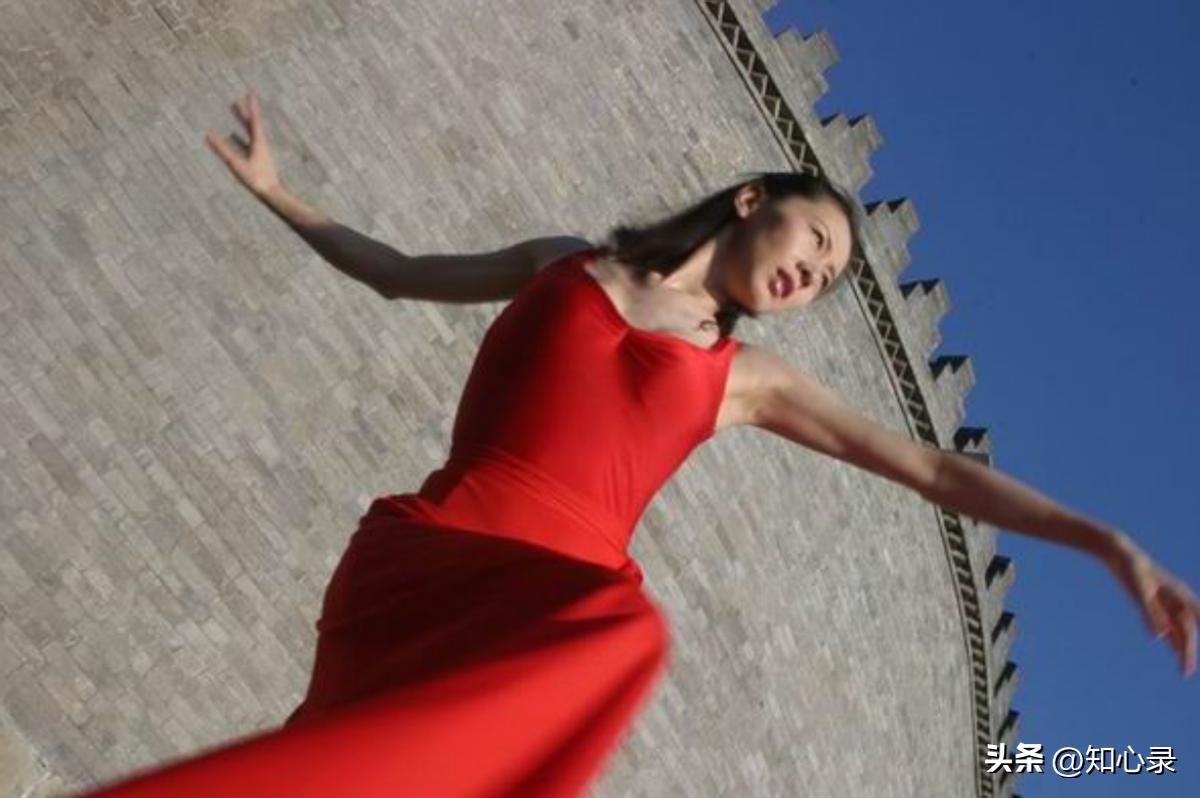 为艺术献身，被丈夫、父亲抛弃的汤加丽，如今46岁仍孤身一人