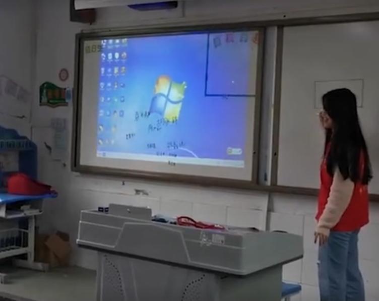 东北“歪脸”女孩整形成大美女，拒绝当网红，只想回山村当教师