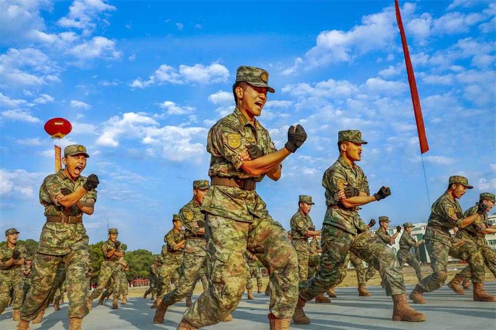 战味十足铁血男儿勇争排头兵,战味十足直击新兵训练现场