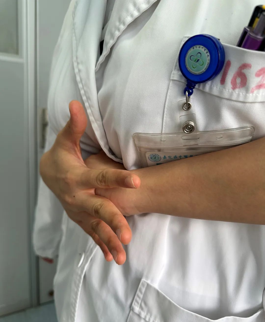 孩子误吞异物去医院治疗怎么收费,小孩误吞异物一直打嗝怎么办