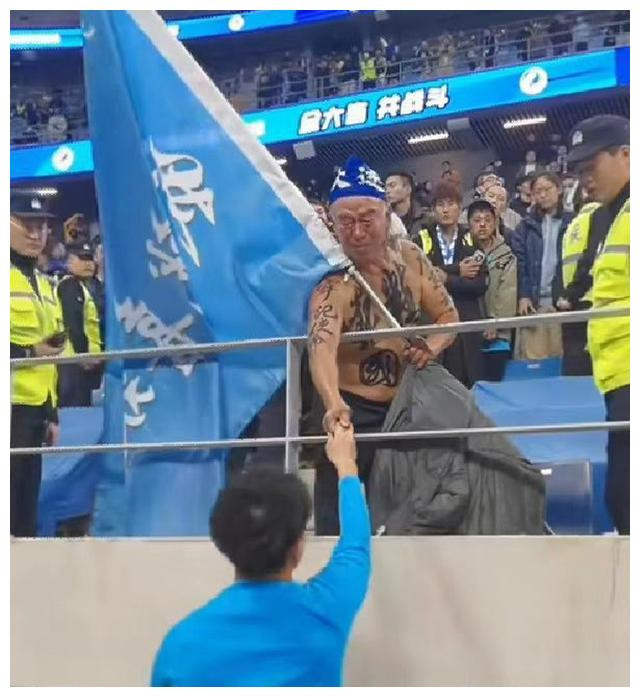 海港球迷高举南通球衣挑衅！林良铭送王大爷羽绒服李帅祝福老东家