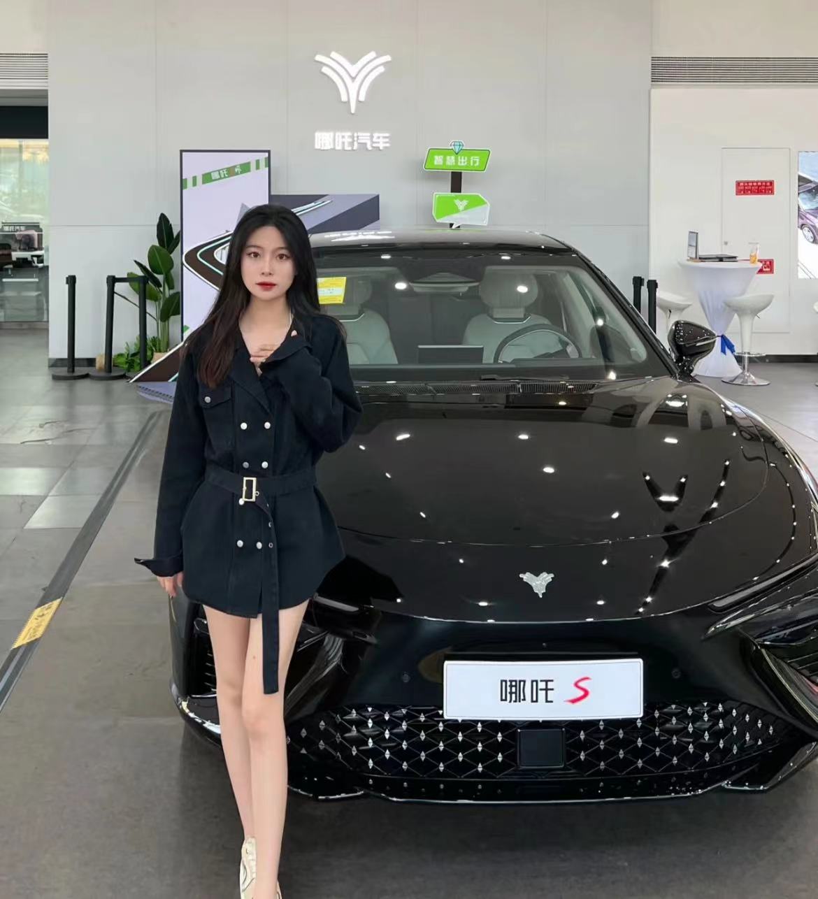 哪吒S不用充电桩，家用便携式充电器怎么选？