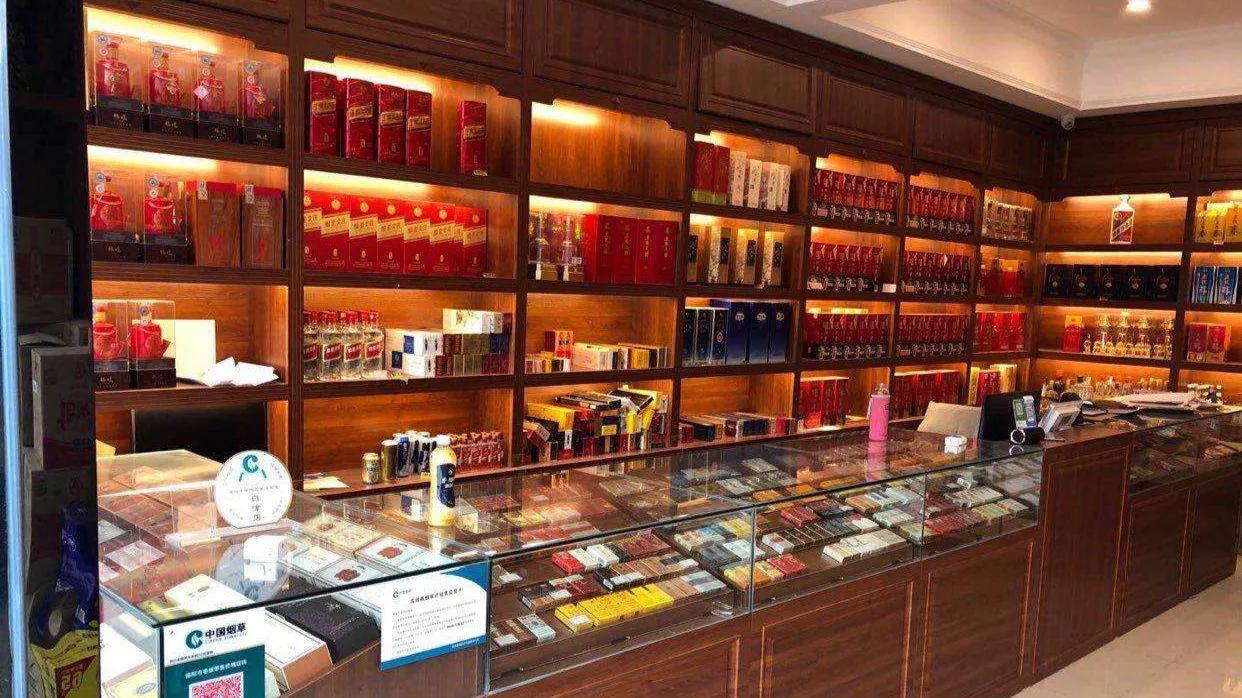 乔装打扮盗窃名烟名酒，这一次够小子喝一壶了